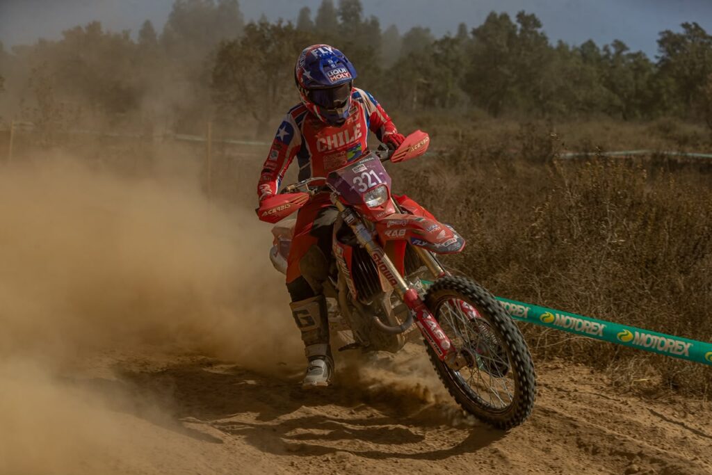 Belén Norambuena inclina la Honda en una curva de tierra durante el Six Days de Portugal