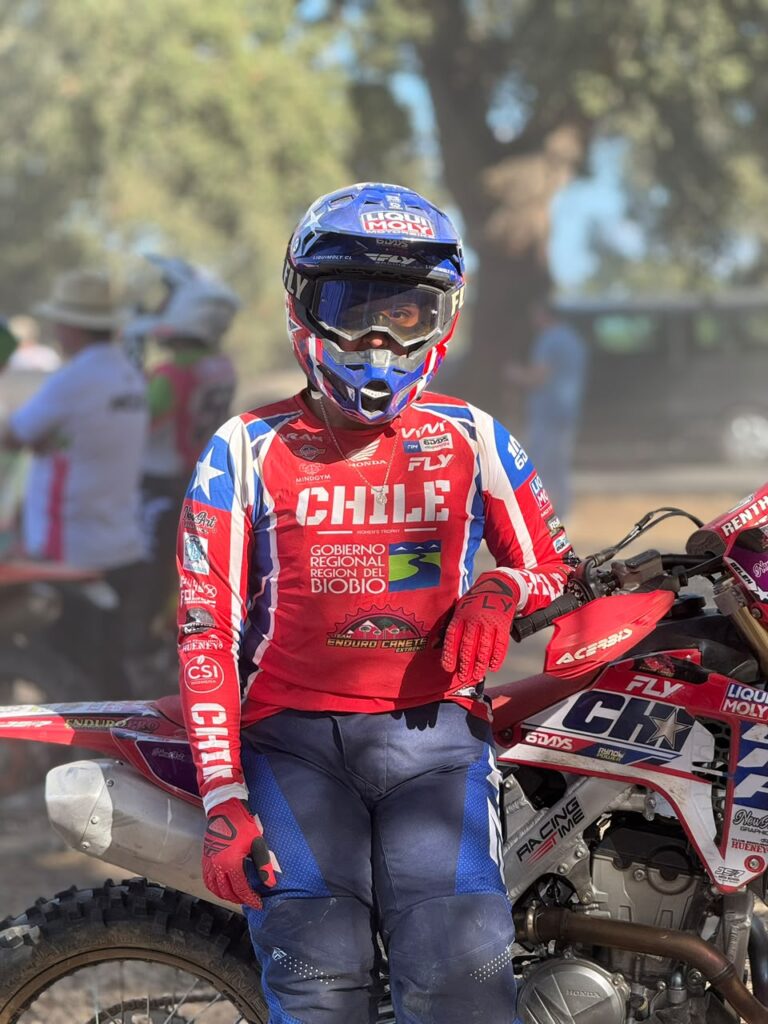 Belén Norambuena con la camiseta de la selección chilena de enduro