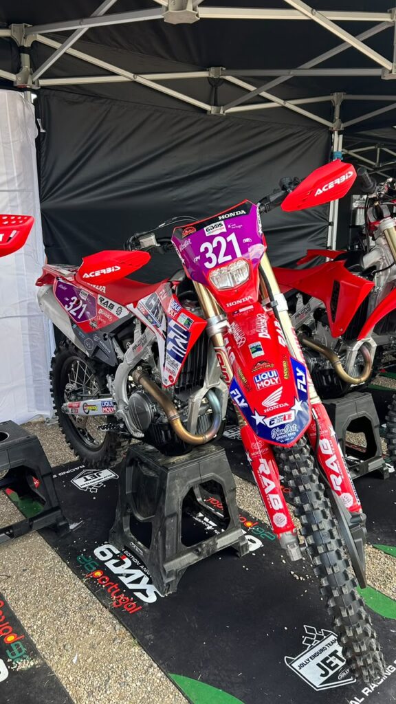 La Honda número 321 de Belén Norambuena preparada para el Six Days